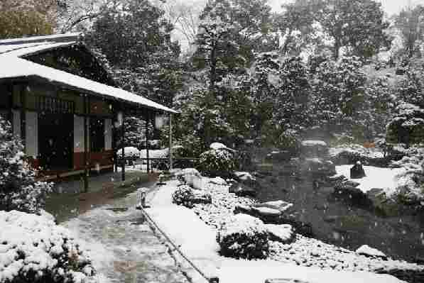 Reședința principală a shogunilor japonezi este orașul. Japonia: Castelul și grădinile Nijo